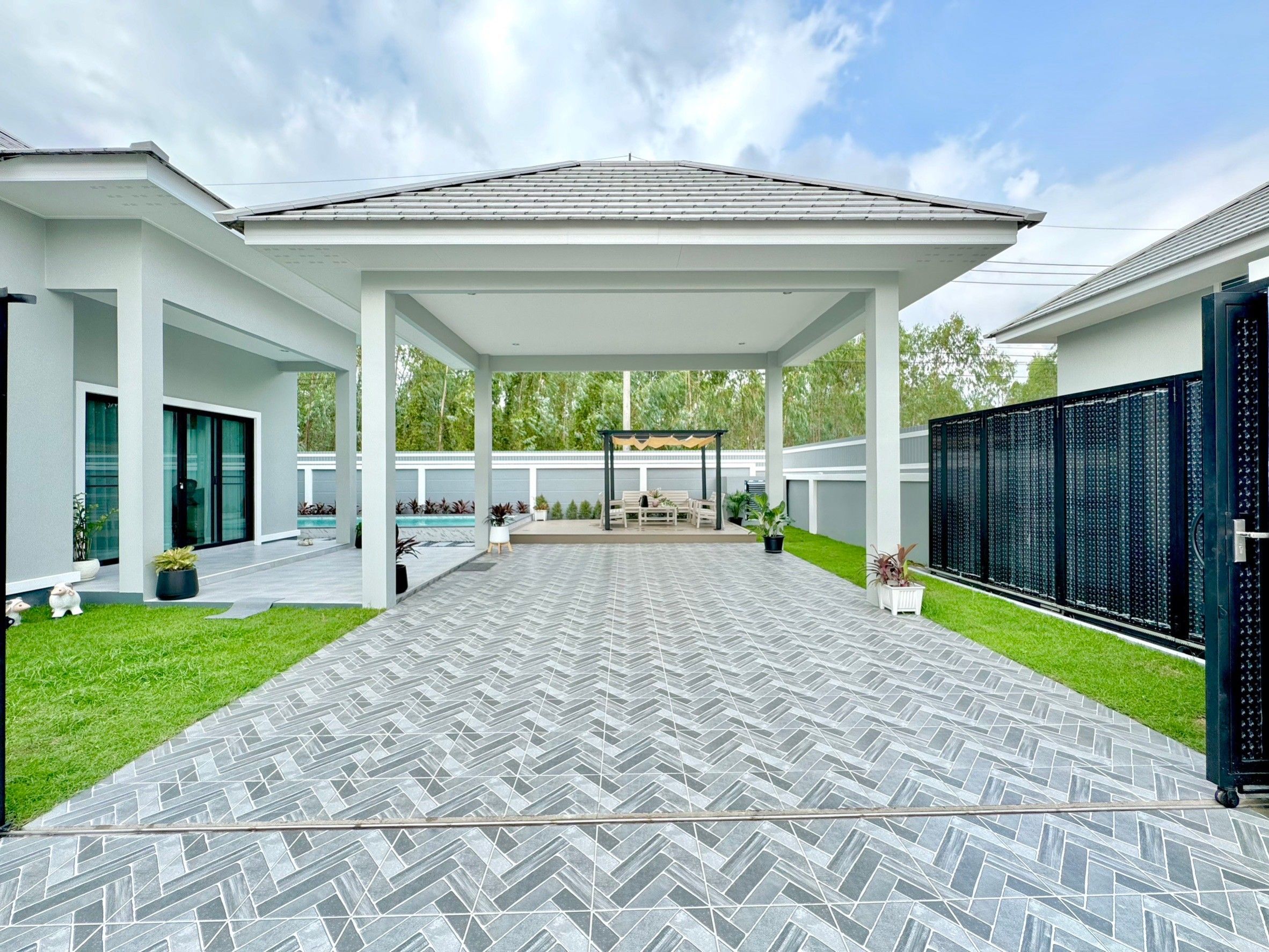 Hot Sale!! 3 Bedroom Pool Villa for Sale at East Pattaya