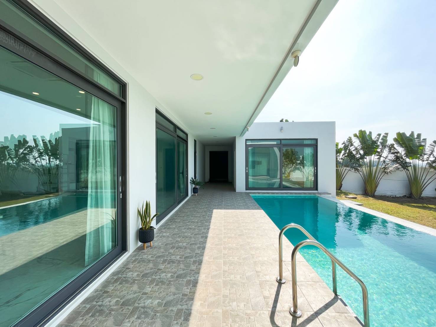 A Modren Style Pool Villa for Sale in East Pattaya