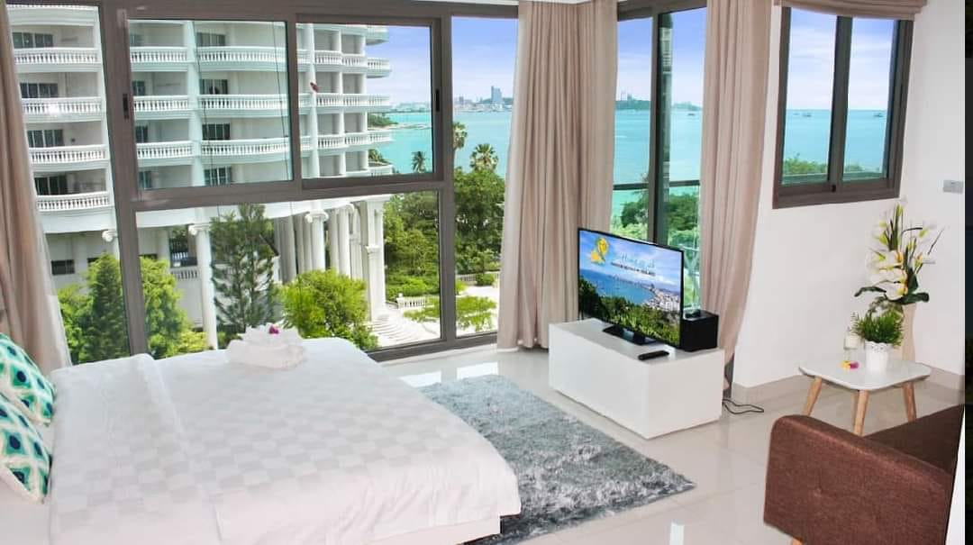 Seaview Condo close to the Beach for Sale at Pattaya