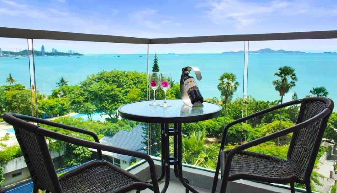 Seaview Condo close to the Beach for Sale at Pattaya