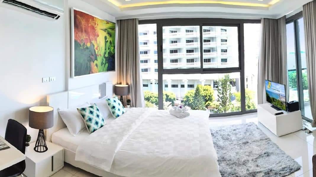 Seaview Condo close to the Beach for Sale at Pattaya