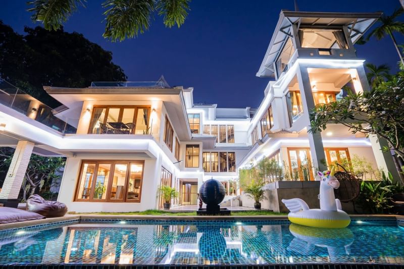 Private Beachfront Luxury Pool Villa for Rent at Pattaya City