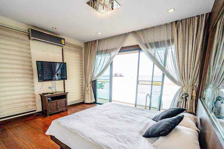 Beachfront with Private Swimming Pool for Rent at North Pattaya