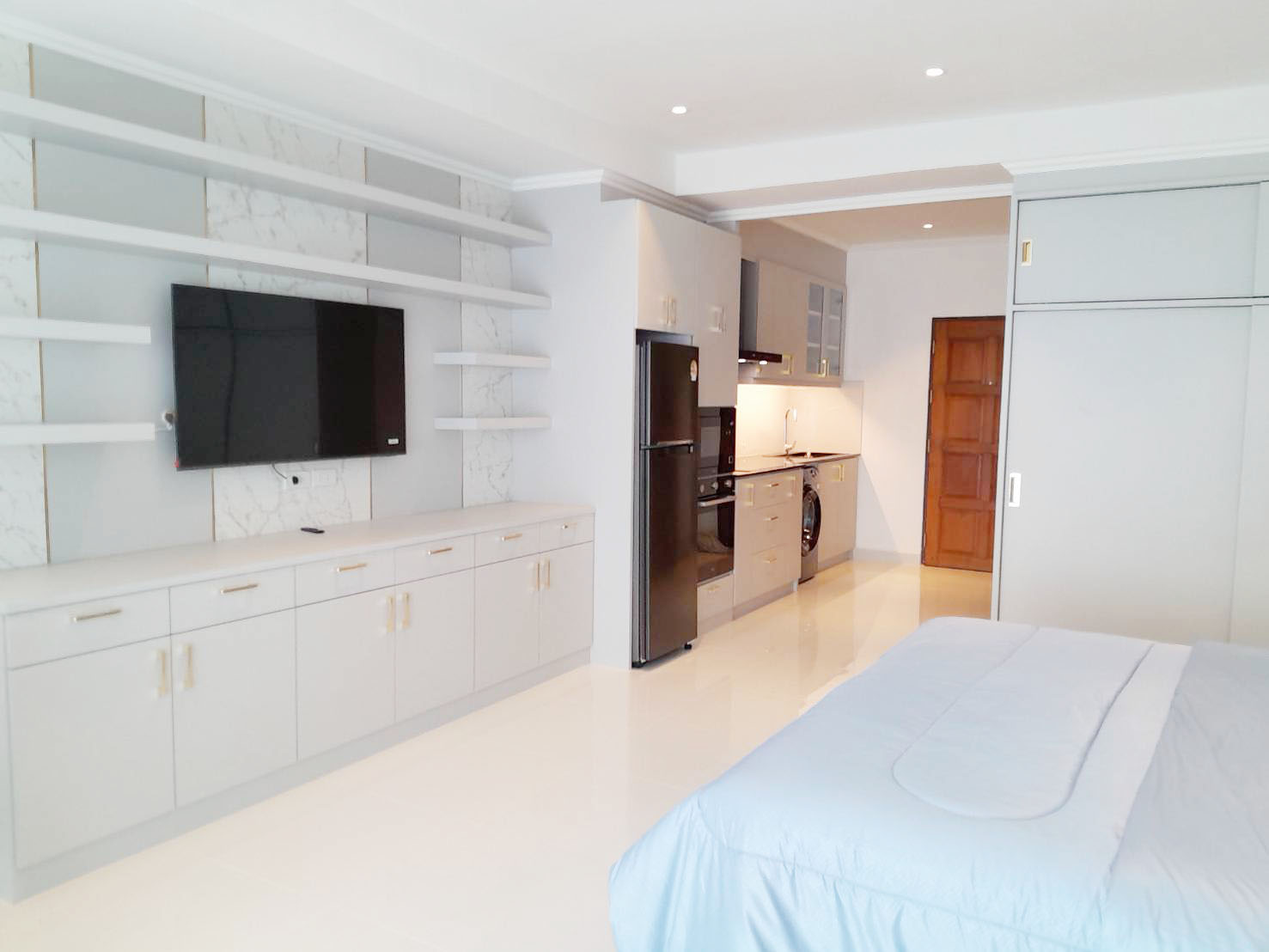 Big Studio Condo for Sale near the Beach, Pattaya